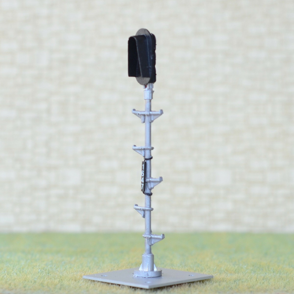 1 x HO scale 3 colors block signal with foot pedal full sunshield /w stand #P3s